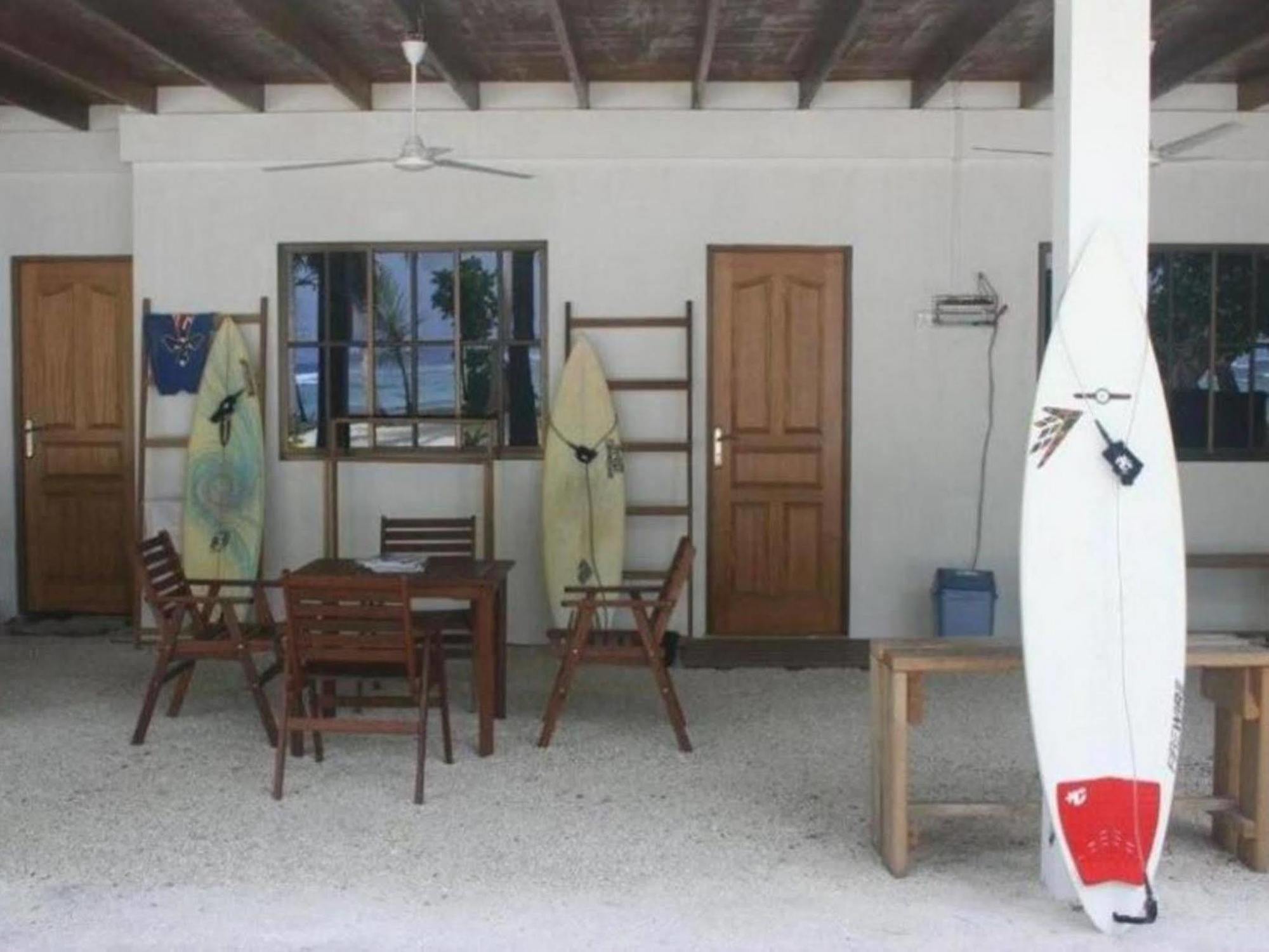 Гостевой дом Thulusdhoo Surf Camp Экстерьер фото